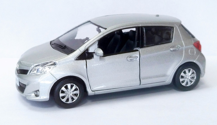 Автомобиль "Toyota Yaris" М 1/32 Автомобиль "Toyota Yaris" М 1/32